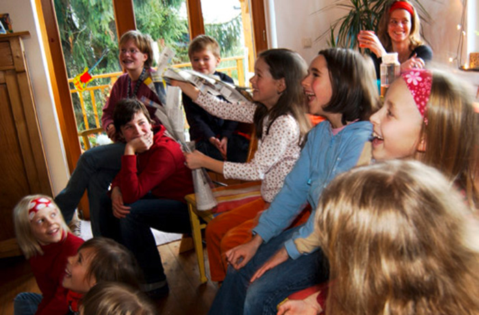 Kinder erleben Zauberkünstler Batek bei einer Mitmach-Zaubershow