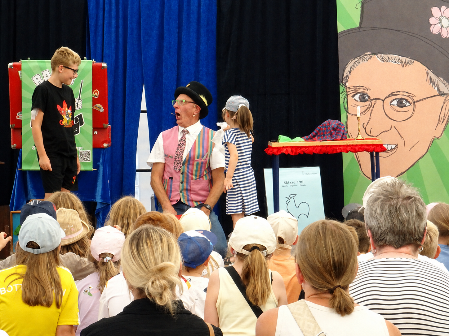 Zauberkünstler Batek bei einer Familien-Zaubershow auf einer Veranstaltungsbühne