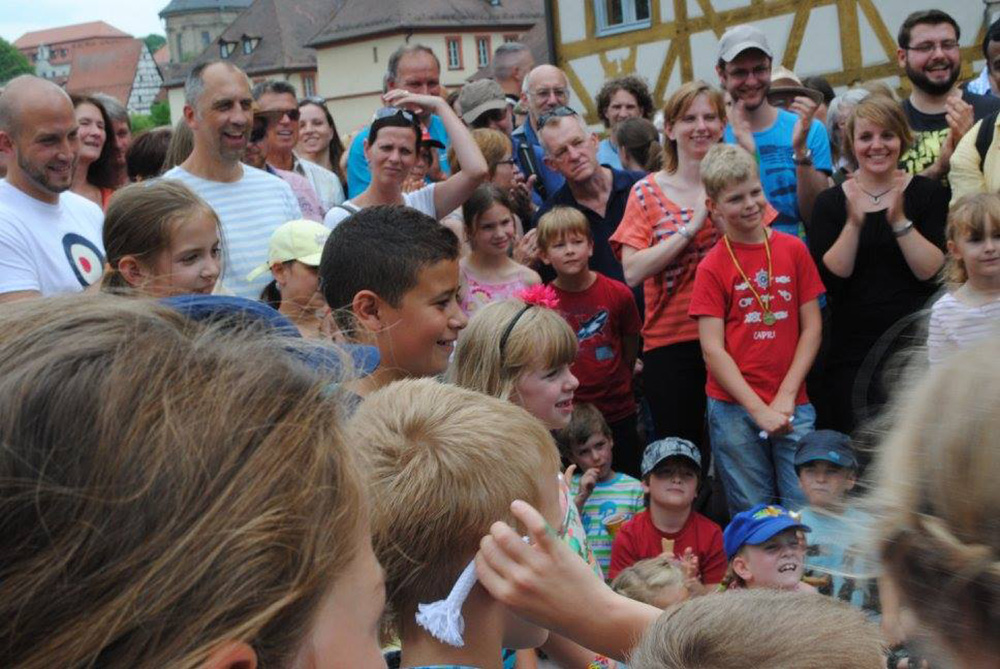 Zauberkünstler für Kinder, Erwachsene, Kindergarten und Firmenfeiern